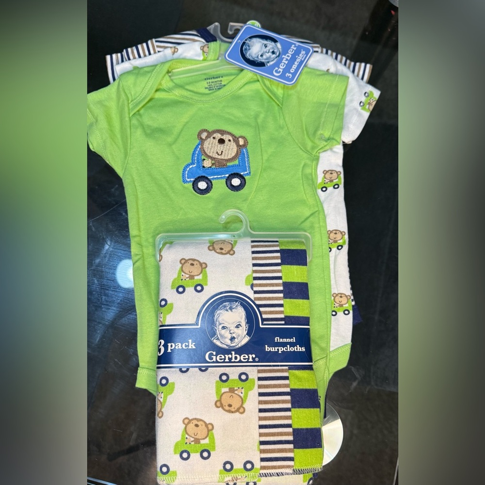 Gerber Lime Green and White Baby Onesies with Bear Pattern comes w Burpcloths